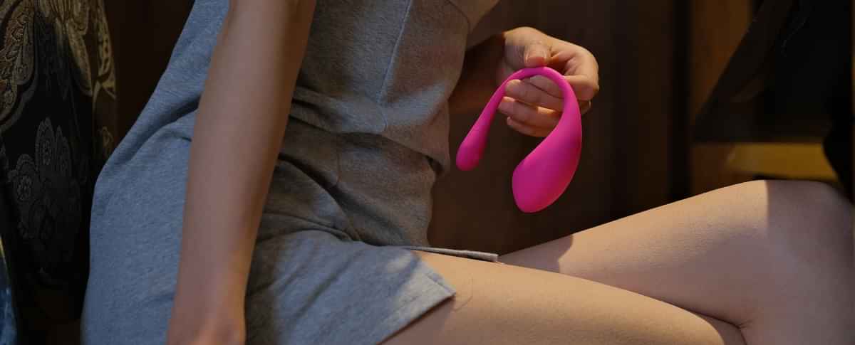 cam girl with pink sex toy